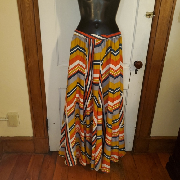 Maxi skirt, Geometric design - Picture 2 of 2